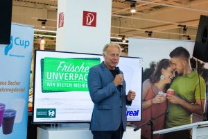 Einführung FairCup im Real Supermarkt (Jürgen Trittin)